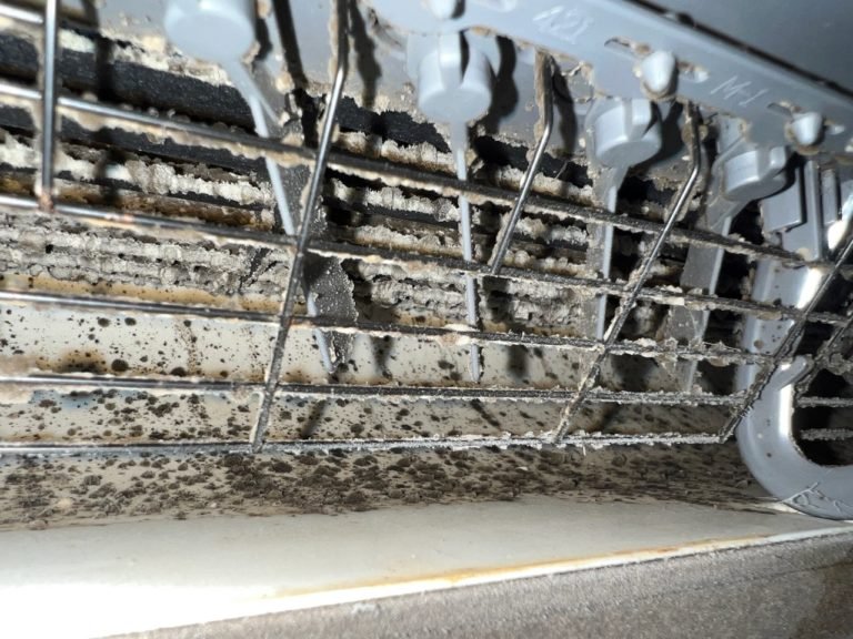 Klíma lamella tisztítás előtte — por és penész a hőcserélőn